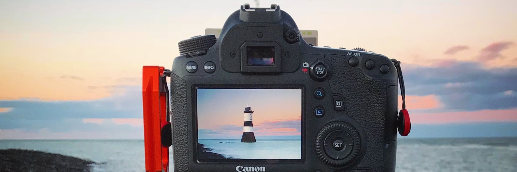 Digitalkamera mit Stativ am Strand